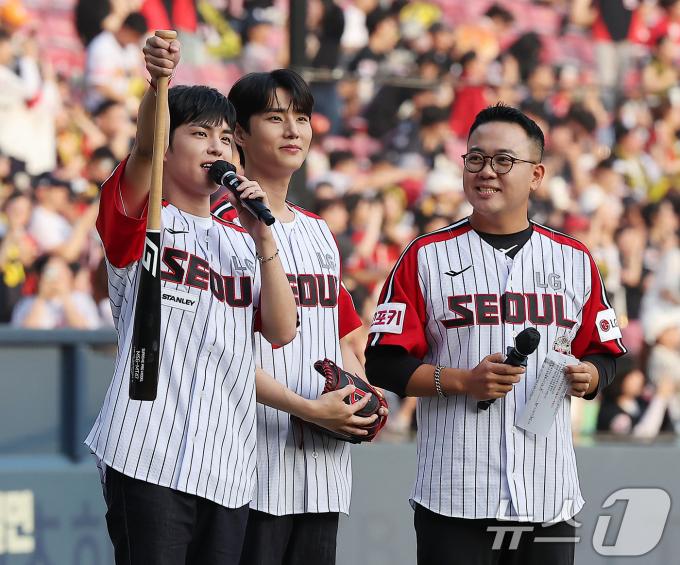 [사진] 데이식스 원필, LG의 승리를 기원해요!
