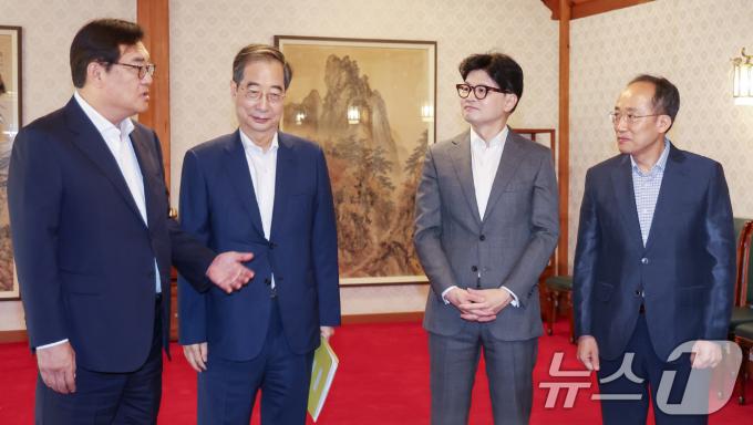 [사진] 첫 고위당정 참석한 한동훈