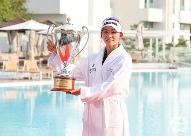 KLPGA 투어 더 헤븐 마스터즈에서 우승한 배소현이 인피니티풀 입수 세리머니를 마치고 트로피를 들고 포즈를 취하고 있다. /사진= KLPGA