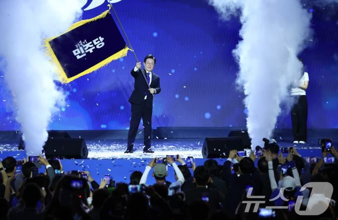 [사진] 당기 흔드는 이재명 대표 '연임 성공'