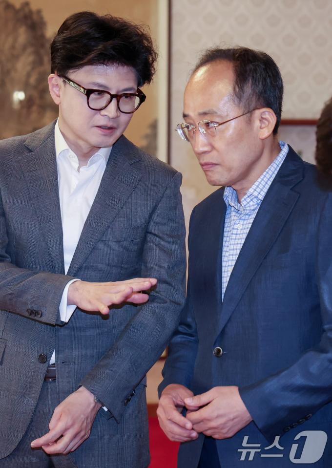 [사진] 대화 나누는 한동훈·추경호