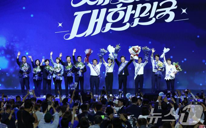 [사진] 당원들에게 인사하는 민주당 새 지도부