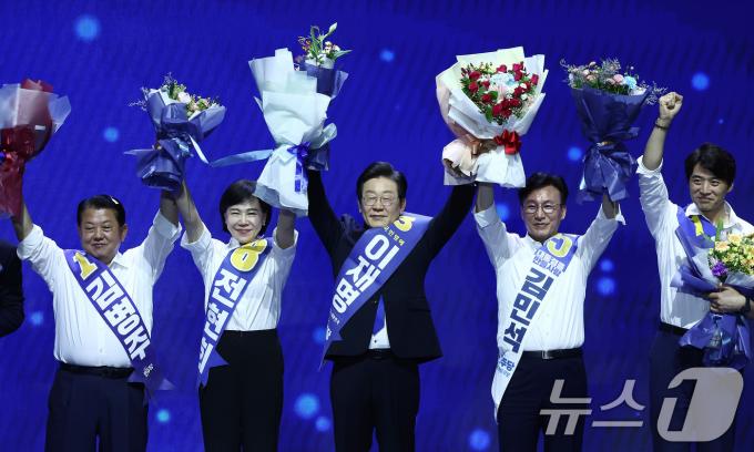 [사진] 이재명, 민주당 대표 연임…2기 지도부 출범