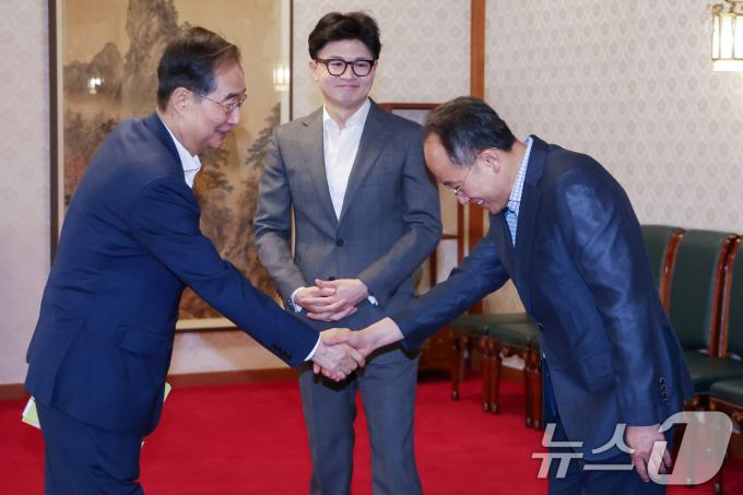 [사진] 악수 나누는 한덕수·추경호