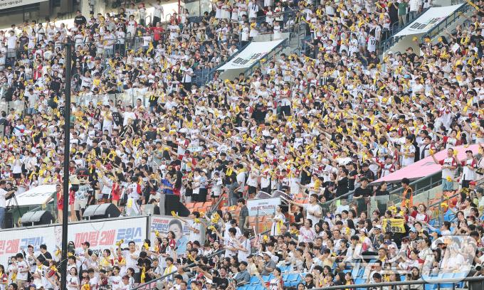 18일 오후 서울 송파구 잠실야구장에서 열린 ‘2024 신한 SOL 뱅크 KBO리그’ KIA 타이거즈와 LG 트윈스의 경기에서 만원 관중들이 열띤 응원을 펼치고 있다. 한편, 출범 43번째 시즌을 맞은 KBO리그는 지난 2017년 달성했던 역대 최다 관중(840만688명)을 뛰어 넘으며 꿈의 1000만 관중에 도전한다. 2024.8.18/뉴스1 ⓒ News1 김진환 기자