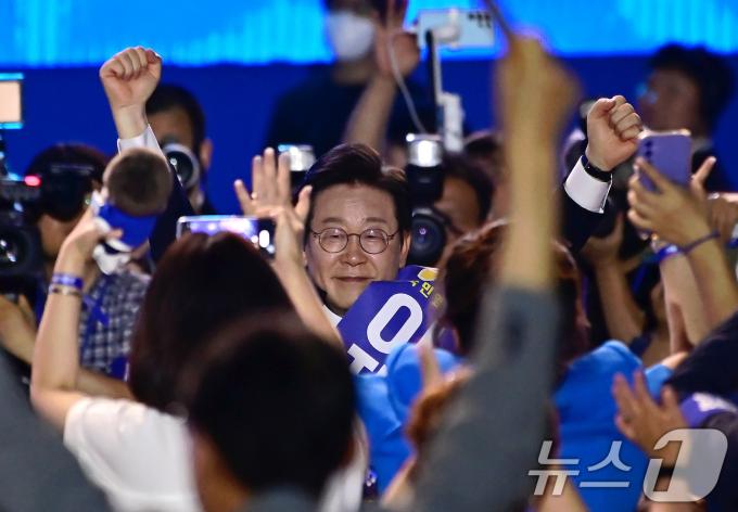 [사진] 두팔 번쩍 든 이재명 '연임 성공'