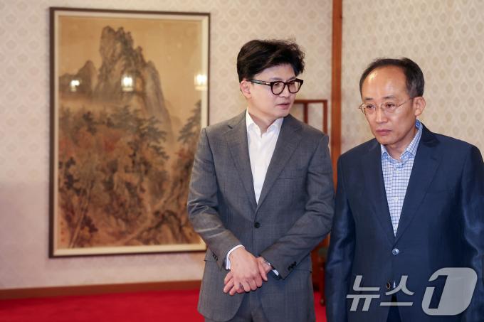 [사진] 고위당정 참석해 대화 나누는 한동훈·추경호
