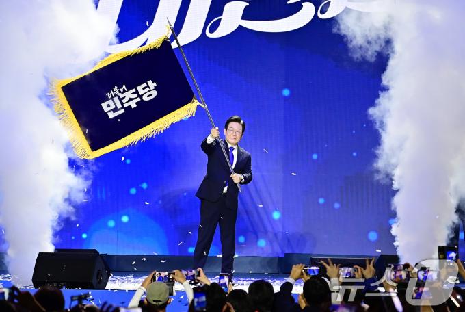 [사진] 당기 흔드는 이재명 대표 '연임 성공'