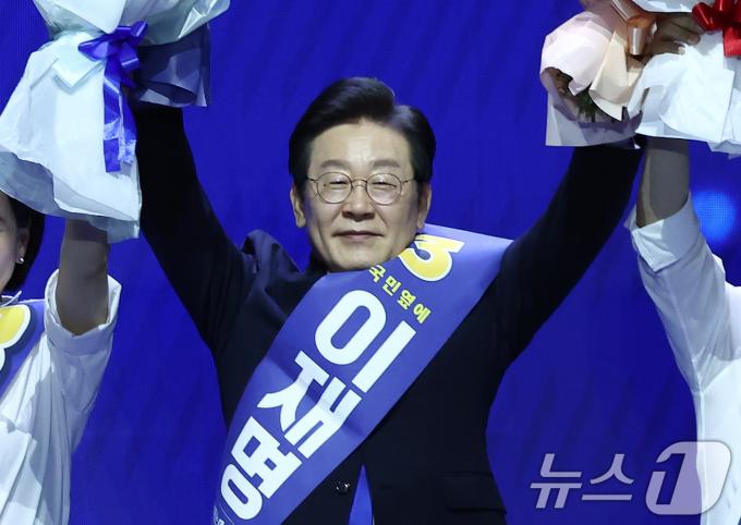 [사진] 민주당 새 대표에 이재명 '연임 성공'