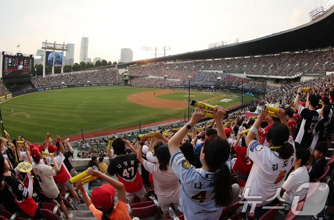 [사진] 한국프로야구 시즌 최다 관중 신기록…2017년 840만 관중 넘어