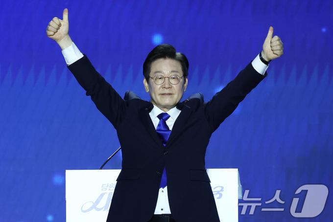 [사진] 이재명 민주당 대표, '엄지 척'