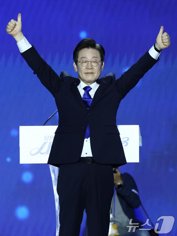 [사진] 연임 성공한 이재명, '엄지 척'