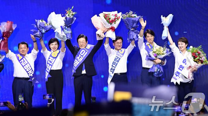 [사진] 민주당 새 지도부 당원들에게 인사