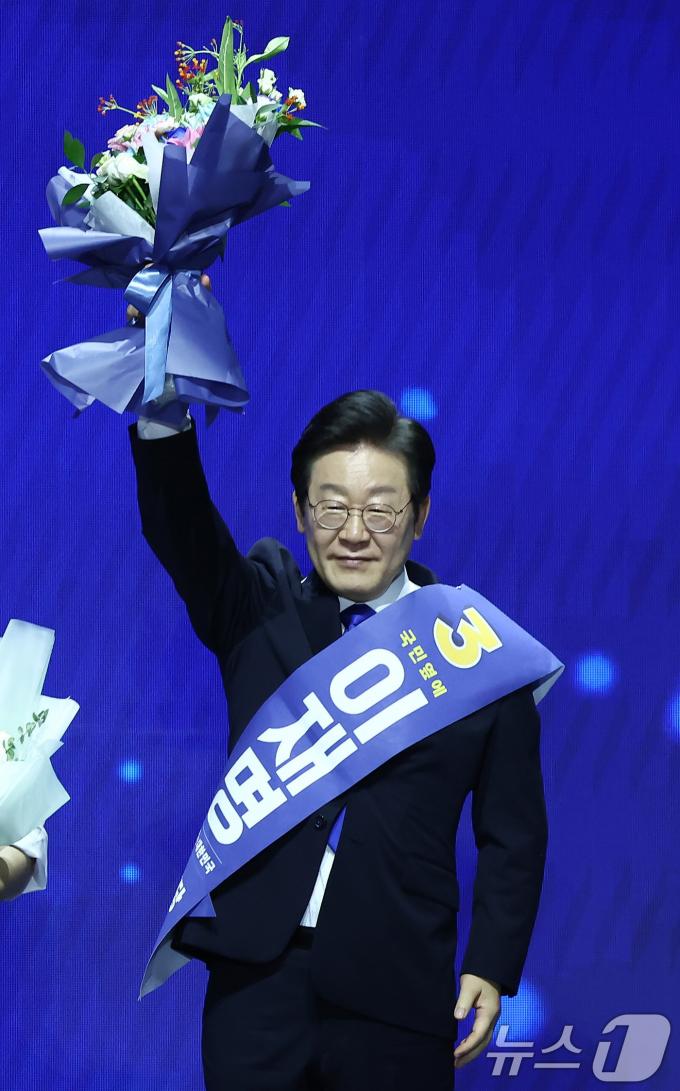 [사진] 꽃다발 들어보이는 이재명 대표
