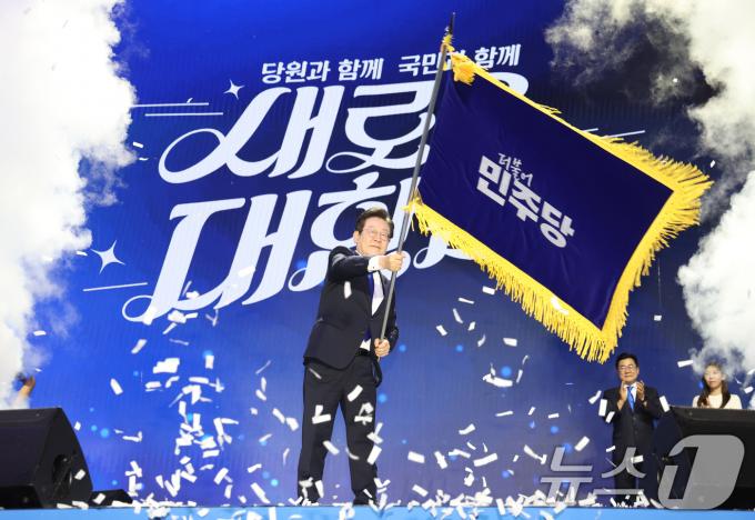 [사진] 민주당 대표에 당선된 이재명 '연임 성공'