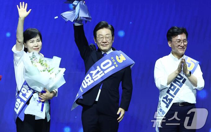 [사진] 당원들 향해 인사하는 이재명 2기 지도부