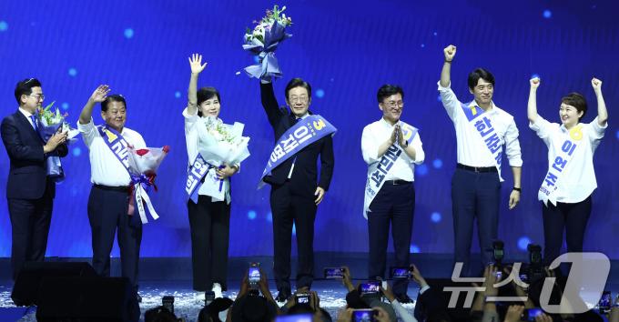 [사진] 당원들 향해 인사하는 이재명 2기 지도부