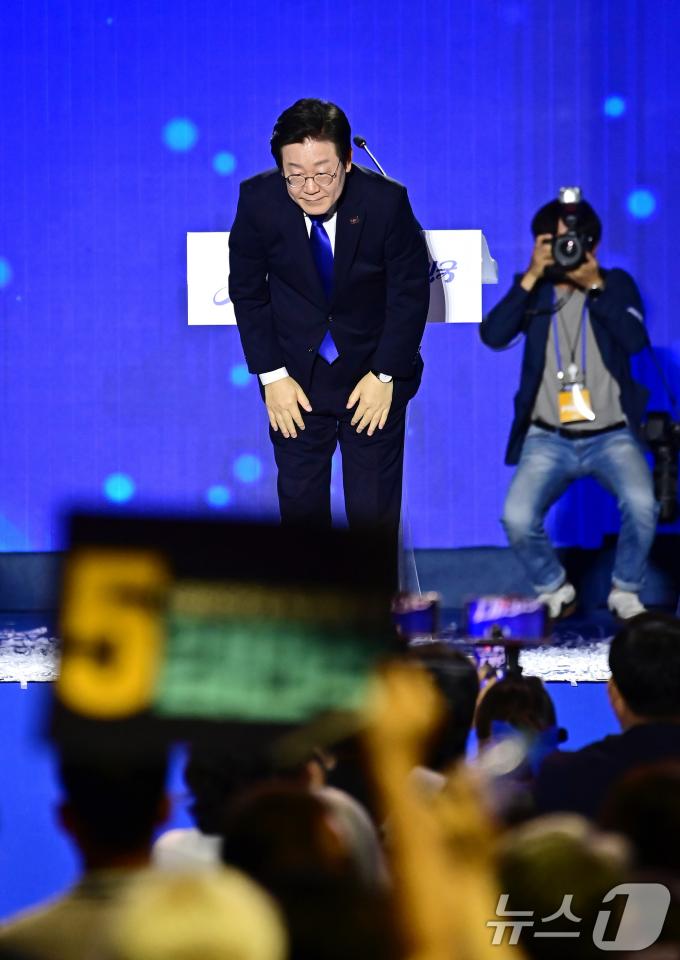 [사진] 이재명 '당원들 향해'