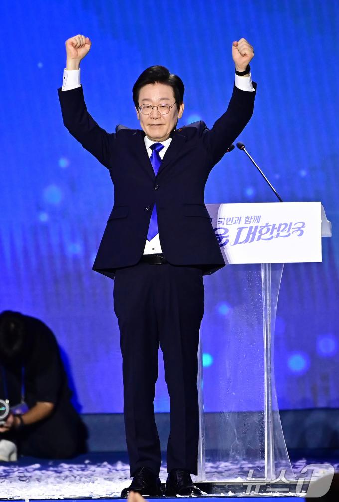 [사진] 두팔 번쩍 이재명 '연임 성공'