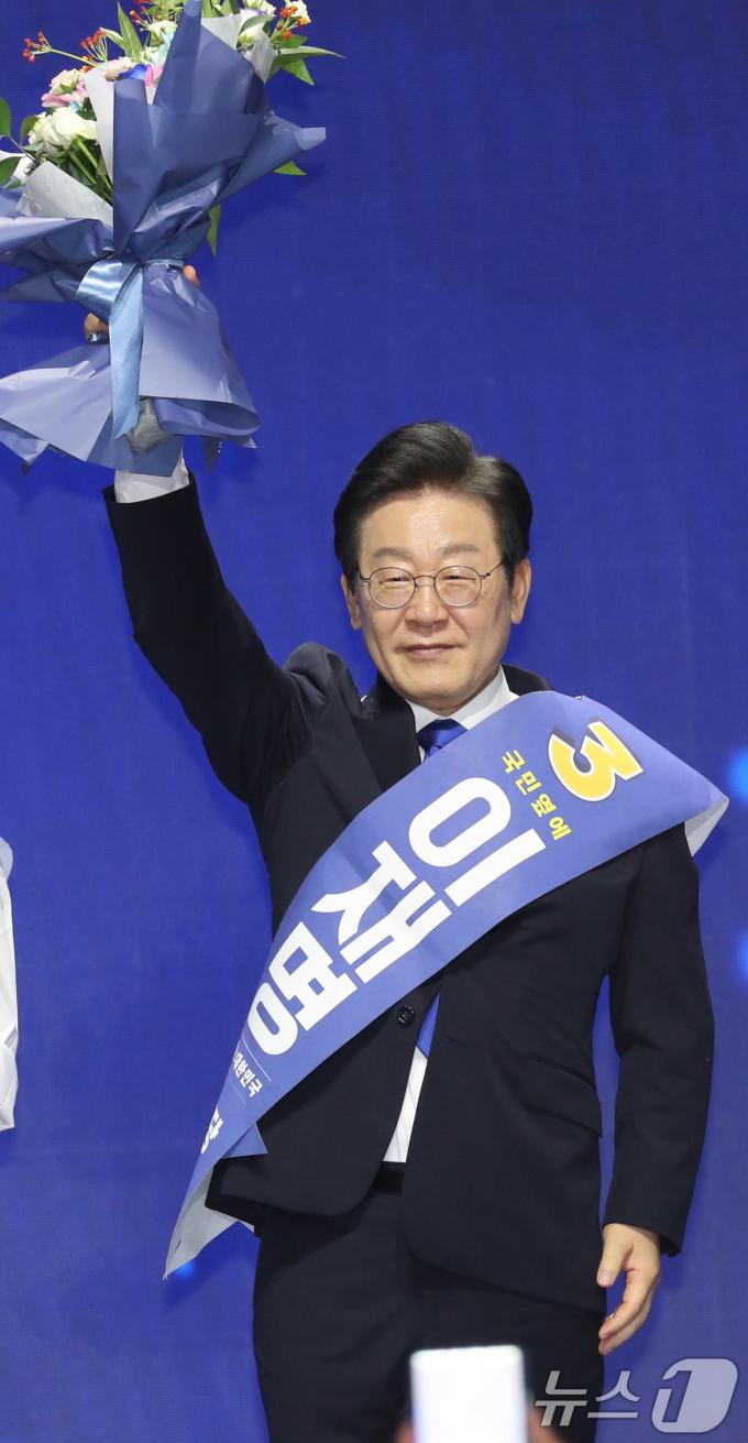 [사진] 연임 성공한 이재명 대표 '압승'