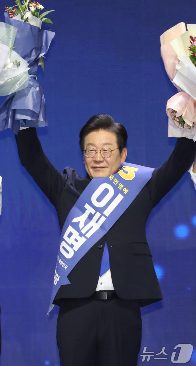 [사진] 이재명 '연임 성공'