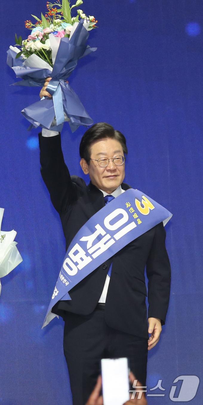 [사진] 꽃다발 든 이재명 대표