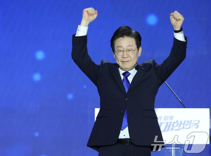 [사진] 이재명 '두팔 번쩍'