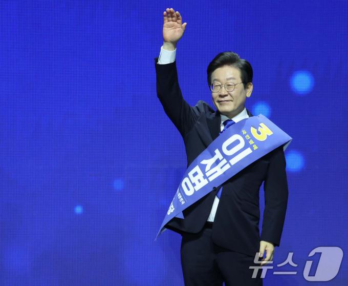 [사진] 연임 성공한 이재명 '압승'