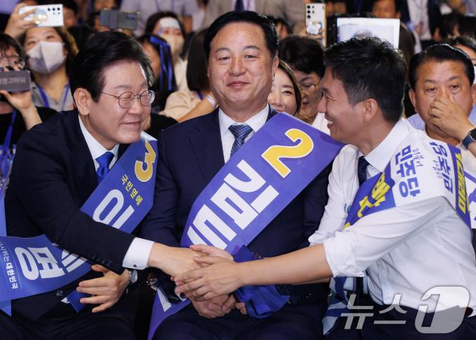 [사진] 축하받는 이재명 대표