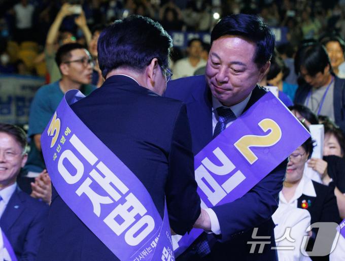 [사진] 축하받는 이재명 대표
