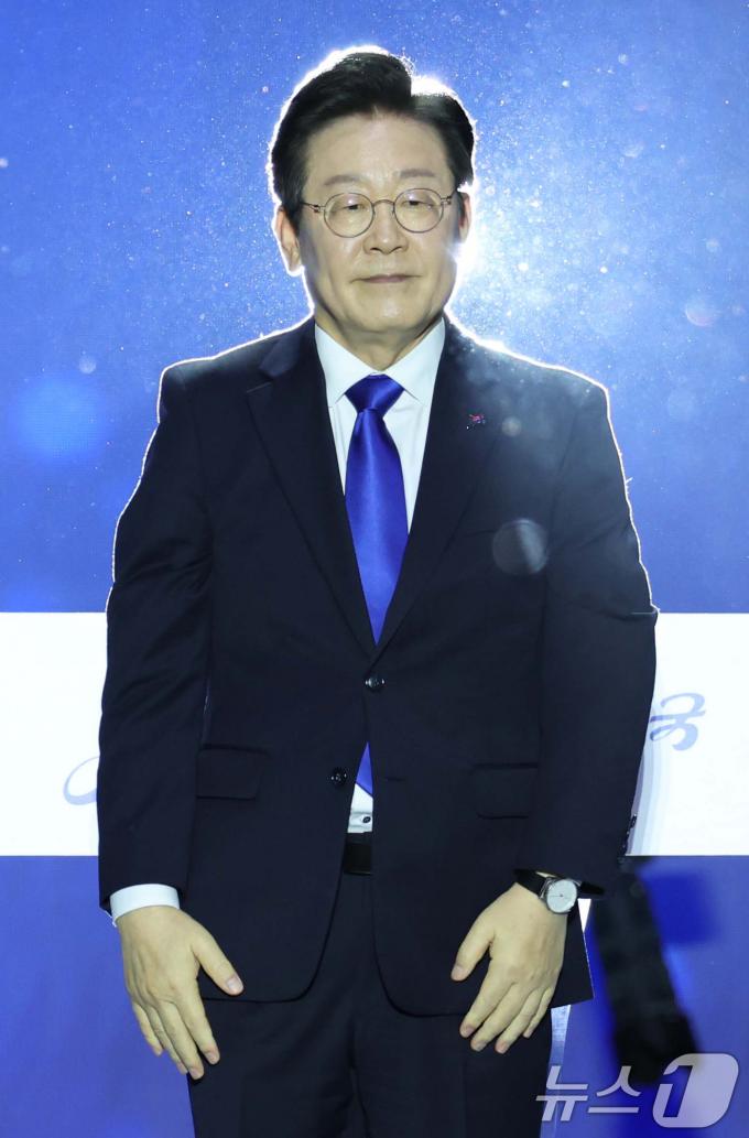 [사진] 인사하는 이재명 대표