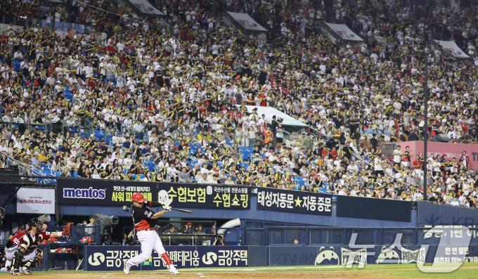 [사진] 이우성, 만원 관중 속 뜨거운 타격감
