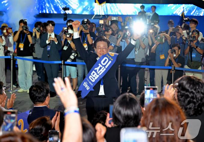 [사진] 연임 성공한 이재명 '당원들 향해'