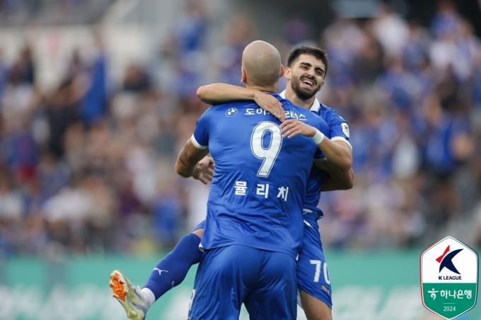 수원 삼성의 마일랏과 뮬리치가 득점 후 함께 기뻐하고 있다. (한국프로축구연맹 제공)