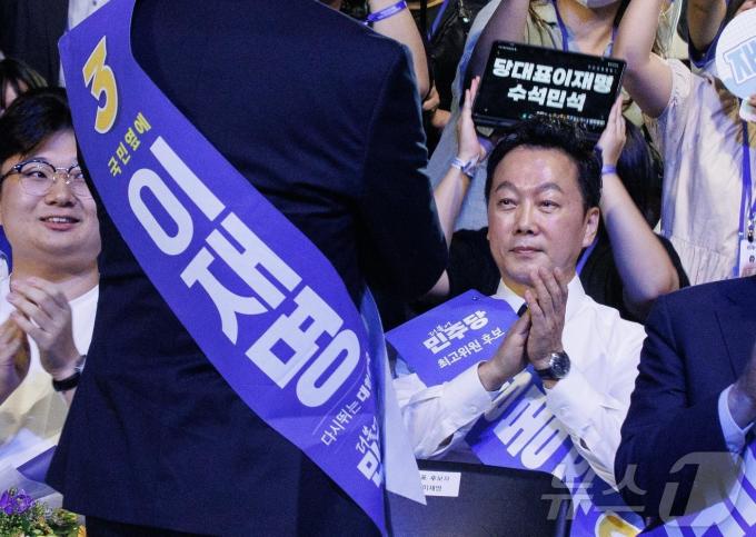 [사진] 굳은 표정의 정봉주 후보