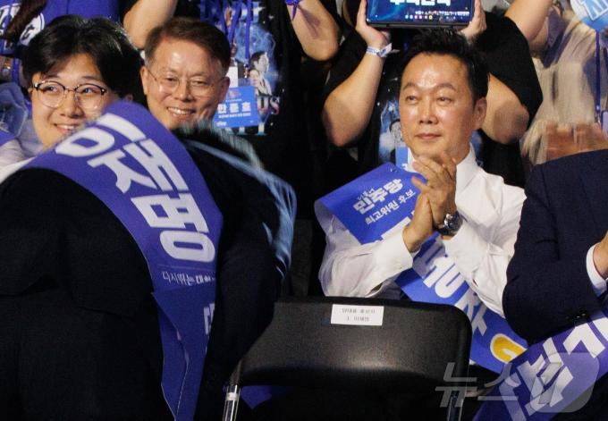 [사진] 이재명 당선 축하하는 정봉주