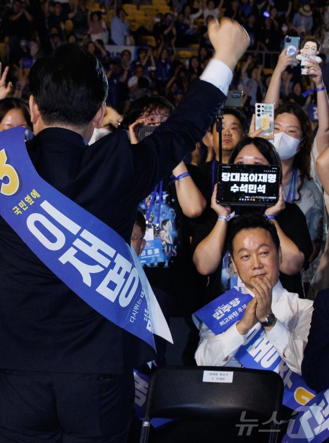 [사진] 씁쓸한 표정의 정봉주 후보