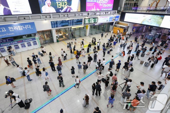 [사진] 부산행 KTX 궤도 이탈 사고…'붐비는 서울역 대합실'