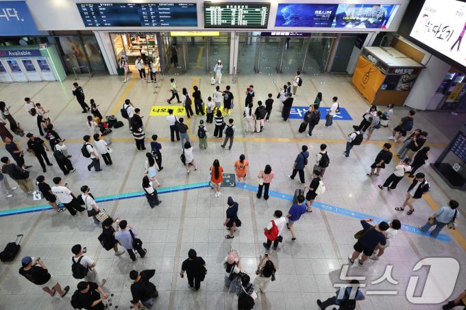 [사진] 부산행 KTX 궤도 이탈 사고…'승객들로 붐비는 서울역 대합실'