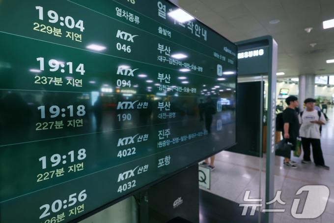 [사진] 부산행 KTX 궤도 이탈 사고…'운행 지연 겪는 열차'