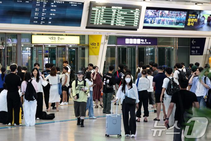 [사진] KTX 궤도 이탈 사고…'붐비는 서울역 대합실'
