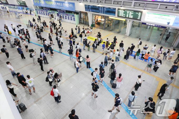 [사진] 부산행 KTX 궤도 이탈 사고…'붐비는 서울역 대합실'