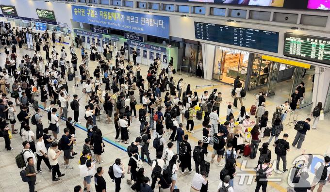 [사진] 부산행 KTX 궤도 이탈 사고…'승객들로 붐비는 서울역 대합실'