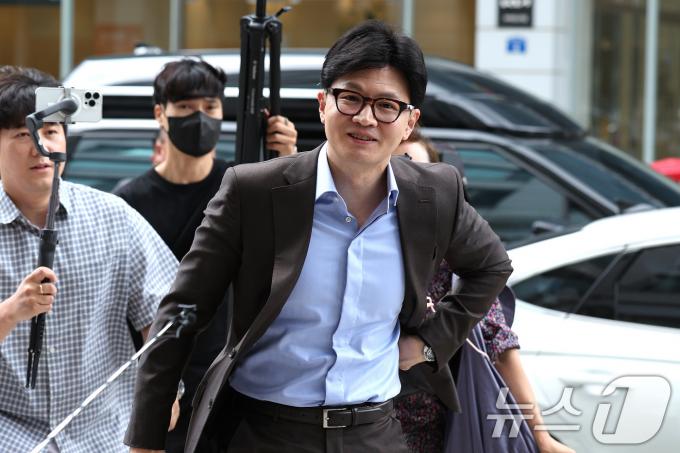 한동훈 국민의힘 대표가 서울 여의도의 한 식당에서 국민의힘 실버세대위원회 운영위원들과의 오찬에 참석하고 있다. 2024.7.3/뉴스1 ⓒ News1 신웅수 기자