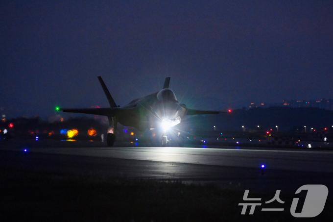 ‘을지자유의 방패’(UFS) 연습을 앞둔 15일 공군 제17전투비행단 F-35A 전투기가 야간비행훈련을 실시하고 있다. (공군 제공) 2024.8.18/뉴스1 ⓒ News1 박지혜 기자