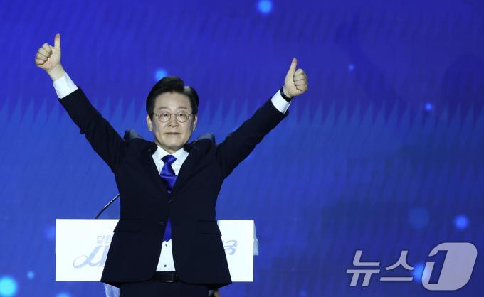 이재명 더불어민주당 대표가 18일 오후 서울 송파구 KSPO DOME(올림픽체조경기장)에서 열린 제1차 정기전국당원대회에서 수락연설을 마치고 인사하고 있다. 2024.8.18/뉴스1 ⓒ News1 김민지 기자