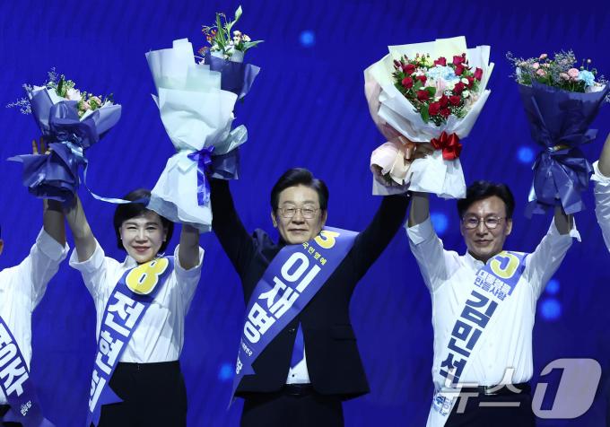이재명 더불어민주당 대표와 최고위원들이 18일 오후 서울 송파구 KSPO DOME(올림픽체조경기장)에서 열린 제1차 정기전국당원대회에서 손을 맞잡아 들어보이며 당원들에게 인사하고 있다. 2024.8.18/뉴스1 ⓒ News1 김민지 기자