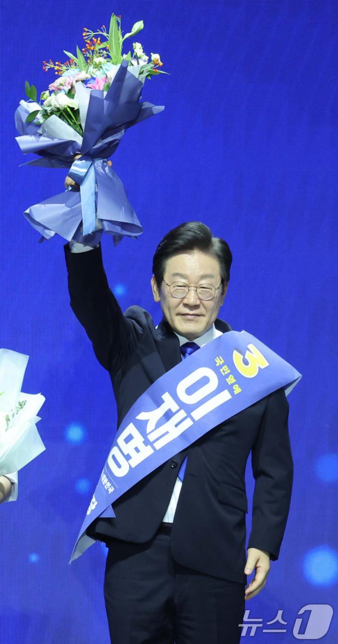 연임에 성공한 이재명 더불어민주당 대표가 18일 서울 송파구 올림픽공원 KSPO돔에서 열린 제1차 전국당원대회에서 당원들에게 인사를 하고 있다.(공동취재)2024.8.18/뉴스1 ⓒ News1 김민지 기자