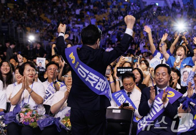 연임에 성공한 이재명 더불어민주당 대표가 18일 오후 서울 송파구 올림픽공원 KSPO돔에서 열린 제1차 정기전국당원대회에서 당원들에게 인사하고 있다. (공동취재)2024.8.18/뉴스1 ⓒ News1 김민지 기자