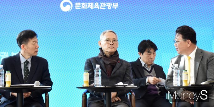 19일 경찰청이 문화체육관광부, 국제형사경찰기구와 함께 저작권 침해 불법 사이트 단속에 나선다. 사진은 유인촌 문체부 장관이 저작권 정책 비전과 추진과제를 담은 '저작권 강국 실현, 4대 전략' 브리핑에서 의견을 경청하고 있는 모습.  /사진= 임한별 기자